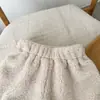 Shorts de lã de cordeiro para meninas para usar ao ar livre no outono e inverno 2026 novo estilo calças de bota de pelúcia infantis calças casuais grossas estilosas para bebê