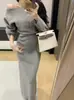 Conjunto Elegante de Color Sólido Nuevo para Mujer Primavera Temprana 2026: Conjunto de Dos Piezas: Suéter Diagonal Abotonado Hombros Descubiertos y Falda Midi de Punto