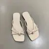 Temporada del Primer Encuentro: Sandalias de tanga planas amarillas de nicho con tiras finas, zapatos de hada para usar al aire libre, verano 2026, para combinar con una falda roja