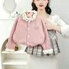 Conjunto de Suéter para 9 Niñas 2026 Invierno Nuevo Estilo Chic Borde con Volantes Cardigan Grueso Suéter Falda a Cuadros Conjunto de Dos Piezas