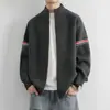 Chamarra cárdigan de punto con bloques de color a rayas para hombre, otoño e invierno 2026, cárdigan de estilo americano con cuello alto, engrosado con un tacto de alta gama