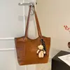 Bolsas de mano retro estilo coreano al por mayor para mujer, nueva colección otoño 2026, bolsos de hombro tejidos de color liso, adecuados para ir al trabajo y uso diario