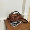 Bolso de hombro cruzado 2026 nuevo estilo coreano retro gamuza patchwork bloques de color debajo del brazo, un bolso de hombro de nicho y sofisticado
