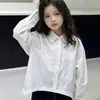 Camisa de Verano Nueva para Niñas 2026 con Hebilla Metálica, Camisa Fresca de Moda, Top Casual de Moda Infantil Estilo Hong Kong para Primavera y Otoño