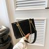 Bolsa feminina retrô, simples e elegante, com corrente, para axilas, primavera e verão 2023, nova bolsa transversal, pequena bolsa quadrada