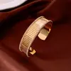 Pulsera Abierta Rayada Tachonada de Diamantes Electrochapada en Oro Real de 18 Quilates Joyería de Moda Versátil Simple Europea y Americana Venta al por Mayor