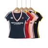 Bebê Futebol ~ Top de Manga Curta com Decote V Estilo Spice Girls Retrô de Verão 2025 Novo Camiseta Slimming com Estampa de Letras na Cintura