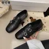 Mocassins femininos vintage estilo britânico em couro genuíno, novos para o outono de 2026, sapatos baixos versáteis sem cadarço