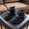 Botas de Neve Infantis 2026 Estilo Novo de Inverno Botas Grossas de Algodão Forradas com Lã para Meninos Botas Curtas para Meninas Sapatos Quentes de Algodão para Crianças Médias e Grandes