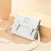 Bolso Cruzado de un Solo Hombro con Bordado de Oso Estilo Universitario Primavera/Verano 2025 Bolso Cuadrado Pequeño Bolso con Colgante de Felpa para Mujer Nuevo Modelo 2025