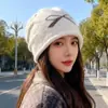 Gorro de tricô feminino com design de borboleta, perfeito para outono e inverno, oferecendo calor e um visual retrô, adequado para cabeças maiores e projetado para fazer o rosto parecer menor