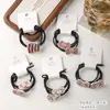 Paquete de 2 Gomas para el Cabello Empaquetadas en Tarjeta con un Acabado de Alta Gama Estilo Chanel, Nuevos Accesorios Sencillos para el Cabello de Color Café, Bandas para el Cabello Anudadas para Coletas Altas