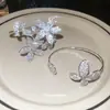 Pulsera Abierta de Flor Incrustada con Diamantes Transfronteriza Europea y Americana, Pulsera de Diseño de Nicho Elegante y Única, Joyería de Lujo Ligero y de Gama Alta