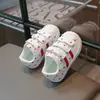 Novos tênis esportivos infantis para primavera e outono, sola macia antiderrapante, design clássico para meninos e meninas, estampa de bolinhas, tênis estilo coreano com biqueira de borracha para bebês