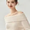 A nova coleção de outono e inverno da Bai Cai Rong apresenta suéteres de tricô de cashmere femininos com decote de um ombro, mangas compridas e um design exclusivo vazado.