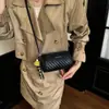 Bolsa de almohada con patrón tejido de nicho transfronterizo para mujer, nuevo modelo 2026, bolso de mano Maillard de alta gama, bolso de hombro y cruzado