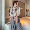 Cachecol de Lã Grosso e Quente de Yu Shuxin para Mulheres, Outono e Inverno, Versátil, Cachecol de Pescoço para Estudantes, Bloqueio de Cores no Atacado