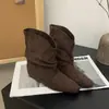 Botas Curtas Elegantes Bico Fino Plissadas com Salto Bloco Femininas 2026 Nova Coleção Outono/Inverno Veludo Interior Aumento de Altura Emagrecimento Botas de Cano Curto