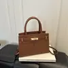Bolsa de ombro estilosa e minimalista, perfeita para o dia a dia, uma bolsa quadrada pequena, nova coleção outono 2026, bolsa de mão casual para mulheres