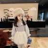 26 Otoño Nuevo Traje Dulce para Niñas Camisa con Cuello Volante para Bebé Overol Beige para Niños Falda de Gasa Set de Dos Piezas