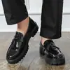 Zapatos de hombre estilo británico, mocasines blancos de charol con borlas, zapatos casuales para hombre de suela gruesa para aumentar la altura, zapatos de cuero de talla grande para hombre