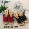 Venda por atacado de fábrica chinelos femininos para meia-idade sandálias casuais elegantes de salto médio vestuário feminino chinelos de dedo para praia calçados femininos