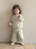 Traje Casual Personalizado para Primavera y Otoño, Nuevo Estilo para Niños, Lindo Set de Dos Piezas con Camisa Base Rayada de Dibujos Animados + Pantalones Largos