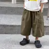 Calça cropped de algodão durável para crianças, verão 2026, confortável, respirável, para meninos mais velhos, estilo coreano, larga, para trabalho ao ar livre