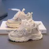 Tênis infantis para primavera e outono de 2026, novos sapatos infantis de primavera e outono com solas macias, tênis estilo "dad shoes" para crianças maiores, sapatos casuais para bebês meninas