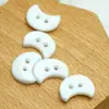 Botões de Resina Novos de Fábrica em Formato de Meia-Lua Acessórios para DIY Versáteis Decorativos Botões de Meia-Lua com Dois Furos para Camisas