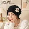 Bonito gorro posparto, adecuado para usar al dormir, diseñado para mujeres embarazadas con cabezas más grandes, proporciona protección contra el viento y tiene un diseño elegante y de alta calidad.