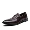 2026 Otoño Europa Repujado Transfronterizo Tallas Grandes Casual Zapatos de Piel Exteriores Negocios Zapatos de Piel Hechos a Mano Slip-on Zapatos de Hombre Venta al por Mayor