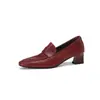 Zapatos de tacón alto rojos, nuevo estilo 2026, versátiles para todas las estaciones, hechos de piel de vaca lavada, disponibles en stock, con tacón grueso y punta cuadrada pequeña, en estilo vintage, zapatos de salón para mujer