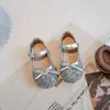 Sapatos de Cristal para Meninas Verão 2025 Novos Laço Moda Sapatos de Princesa Sapatos Pequenos de Couro Sapatos Baixos Macios para Crianças Bebês