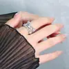 Elección artística: Anillo de junta cruzada con incrustaciones de diamantes, anillo retorcido de nicho para el trayecto diario, anillo hueco multicapa apilable de circonita