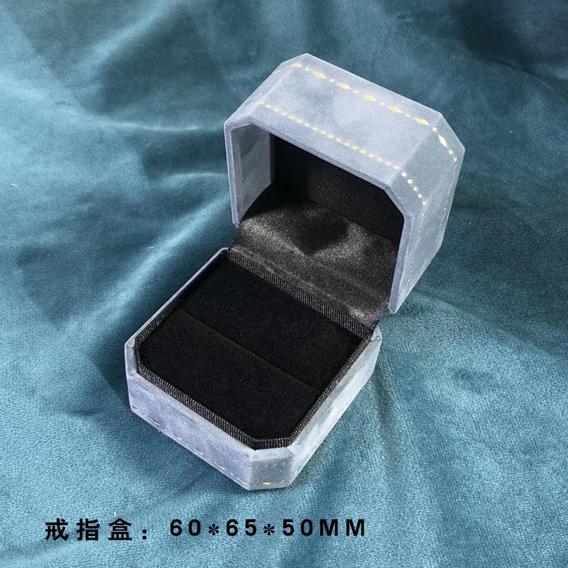 湖蓝色戒指盒.jpg