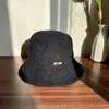 Sombrero de pescador de cubo cálido y versátil para otoño e invierno para mujer, diseño simple con logo metálico, sombrero de pescador de piel sintética de visón que hace que la cara se vea más pequeña