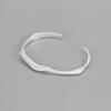 Pulsera de estilo coreano de plata esterlina s925 con acabado mate esmerilado, con diseño irregular cóncavo-convexo, moderna y combinable con todo, con un pequeño libro rojo.