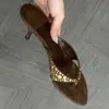 Sandalias de Tira con Tacón Fino de Ante Tachonado Estilo Retro First Encounter para Mujer 2026 Nuevos Tacones Altos Versátiles