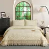 Colcha Quiltada Romântica Estilo Francês Princesa Conjunto de Três Peças, Quente e Acolchoada com Acabamento em Renda, Jacquard Escovado Amigo da Pele Peça Única