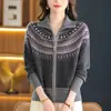 26 Cardigan Tricô Jacquard Vintage com Zíper Outono e Primavera Leve Luxo Casaco Suéter Moderno e Jovem Versátil Malhas Femininas