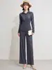 Conjunto de dos piezas plisado de color liso de alta gama para otoño: Camisa de cuello ajustada y pantalones de pierna ancha fluidos de cintura alta para un look estilizado en el lugar de trabajo.