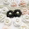 Nuevos pendientes DIY de perlas y camelia estilo Chanel de 3 cm con encaje, flores para zapatos y sombreros, pinzas para el cabello, accesorios florales al por mayor