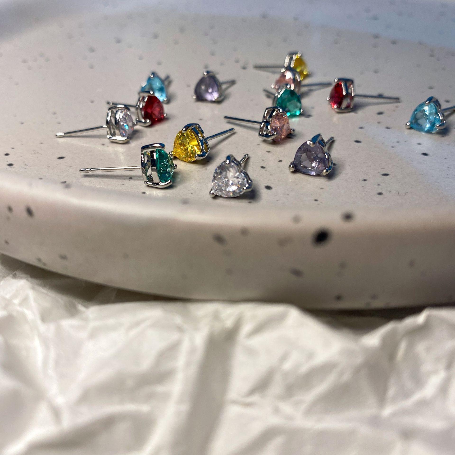 R318#锆石爱心耳钉