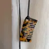Corda de couro de ácido acético pingente de pente de leopardo colar corrente de suéter de outono feminina nicho de alta qualidade acessórios de design retrô
