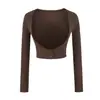 Conjunto de tres piezas coreano, adelgazante y moderno para principios de otoño: un atuendo chic y único que presenta un cárdigan ajustado, un top sin tirantes y una falda