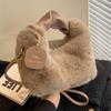 Bolso de mano de felpa de alta calidad para mujer 2022 nueva moda otoño e invierno bolso peludo versátil nicho cadena bandolera