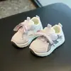 Novos Tênis Esportivos de Malha para Crianças Primavera/Verão 2026, Solado Macio Respirável, Tênis Leves Estilo "Dad Shoes" para Meninos e Meninas, Fecho de Velcro, Marca da Moda