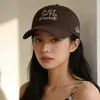 Nueva Gorra de Béisbol de Ala Ancha Suave de Alta Calidad con Letras para Primavera y Verano, Sombrero Versátil Estilo Coreano para Protección Solar que Hace que la Cara Parezca Más Pequeña