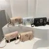 Bolsa Quadrada Pequena Transversal de Ombro Único Moderna e Bonita Bolsa Laço de Textura Personalizada Bolsa de Ombro Popular Feminina Primavera 2025